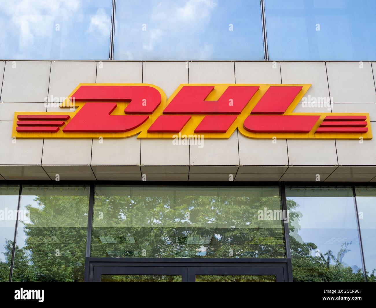 MINSK - AUG 01: DHL-Logo über dem Eingang zum DHL-Büro in Minsk, August 01. 2021 in Weißrussland Stockfoto