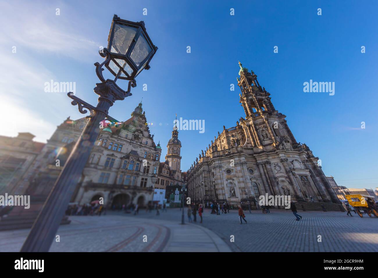 Stadtbild Dresden, Deutschland, die Katholische Hofkirche, die Zentralkirche in der Dresdner Altstadt. Eine Straßenlaterne im Vordergrund. Tilt-Shift-Photograp Stockfoto
