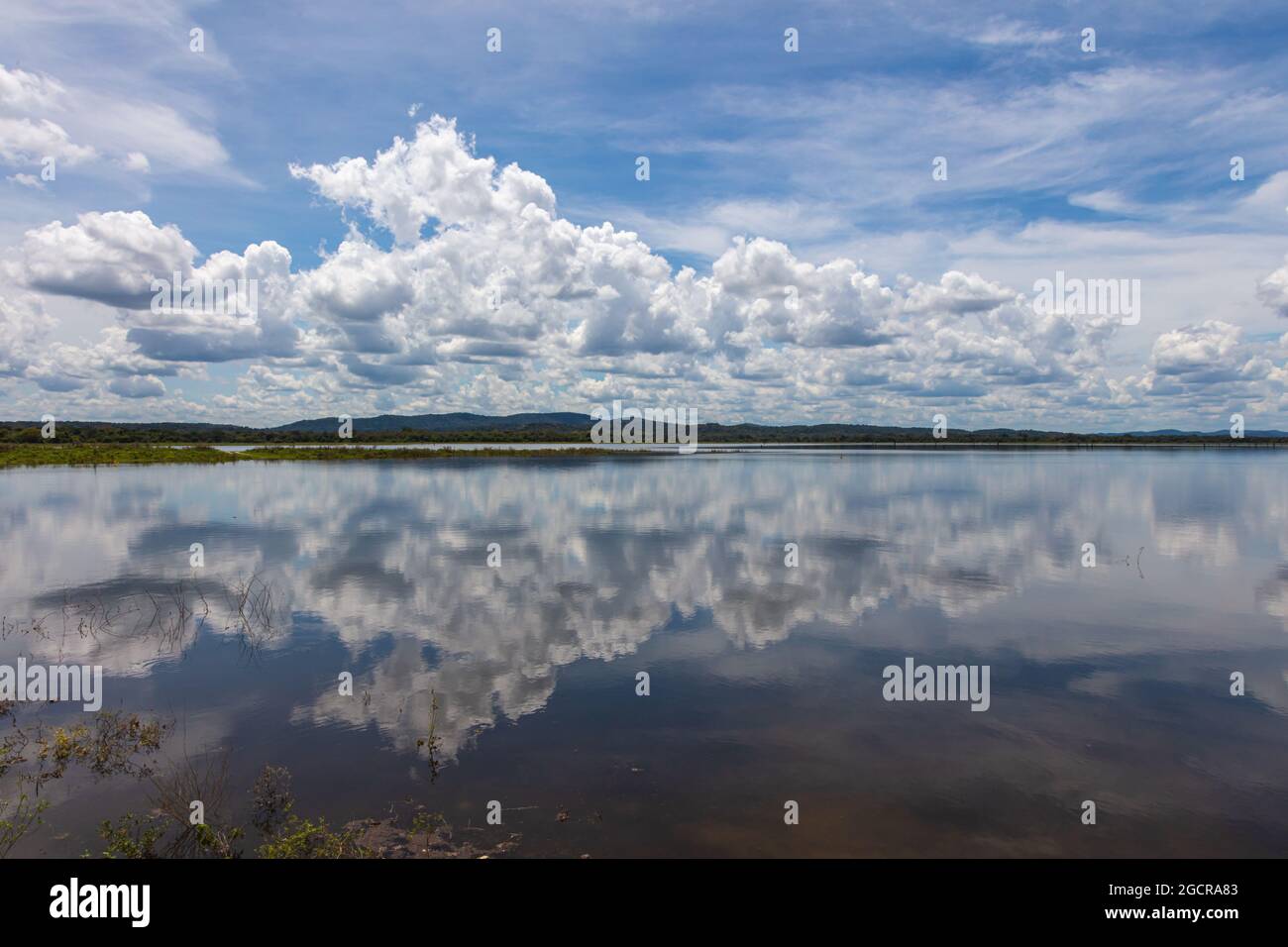Wasserspiegelwirkung auf den Minniya Wewa See im Minniya Nationalpark, Sri Lanka. Wolkenlandschaft Panorama Landschaftsfotografie mit Reflexion o Stockfoto