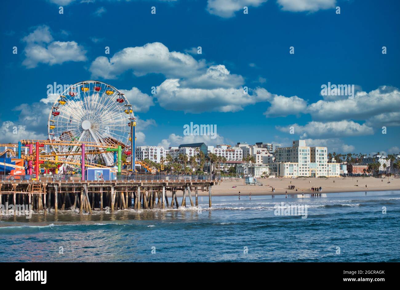 Riesenrad an der städtischen Küste in Santa Monica, Kalifornien Stockfoto