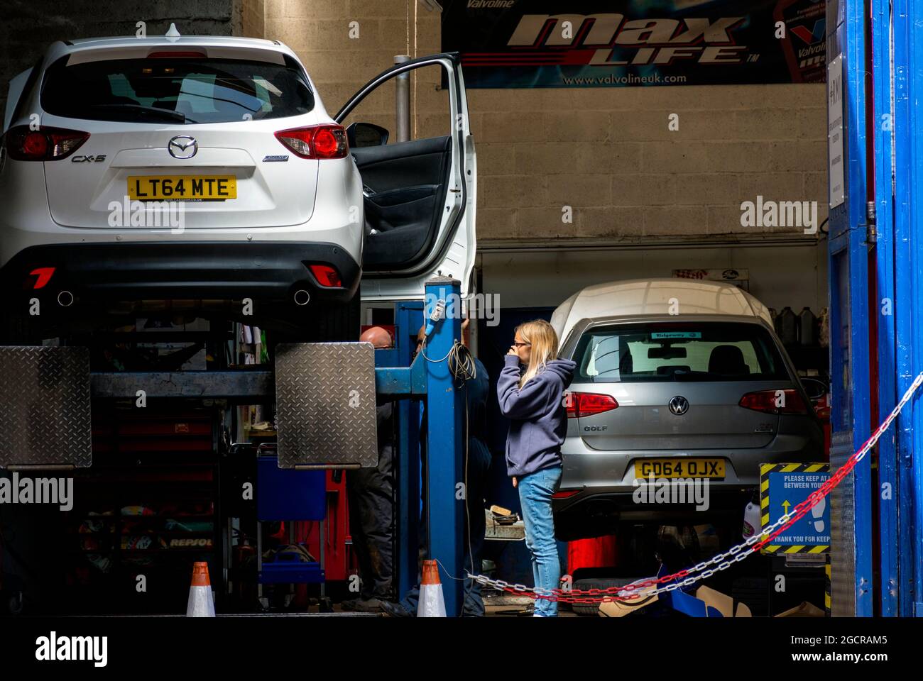 Frau in Autowerkstatt, Batheaston, Großbritannien Stockfoto