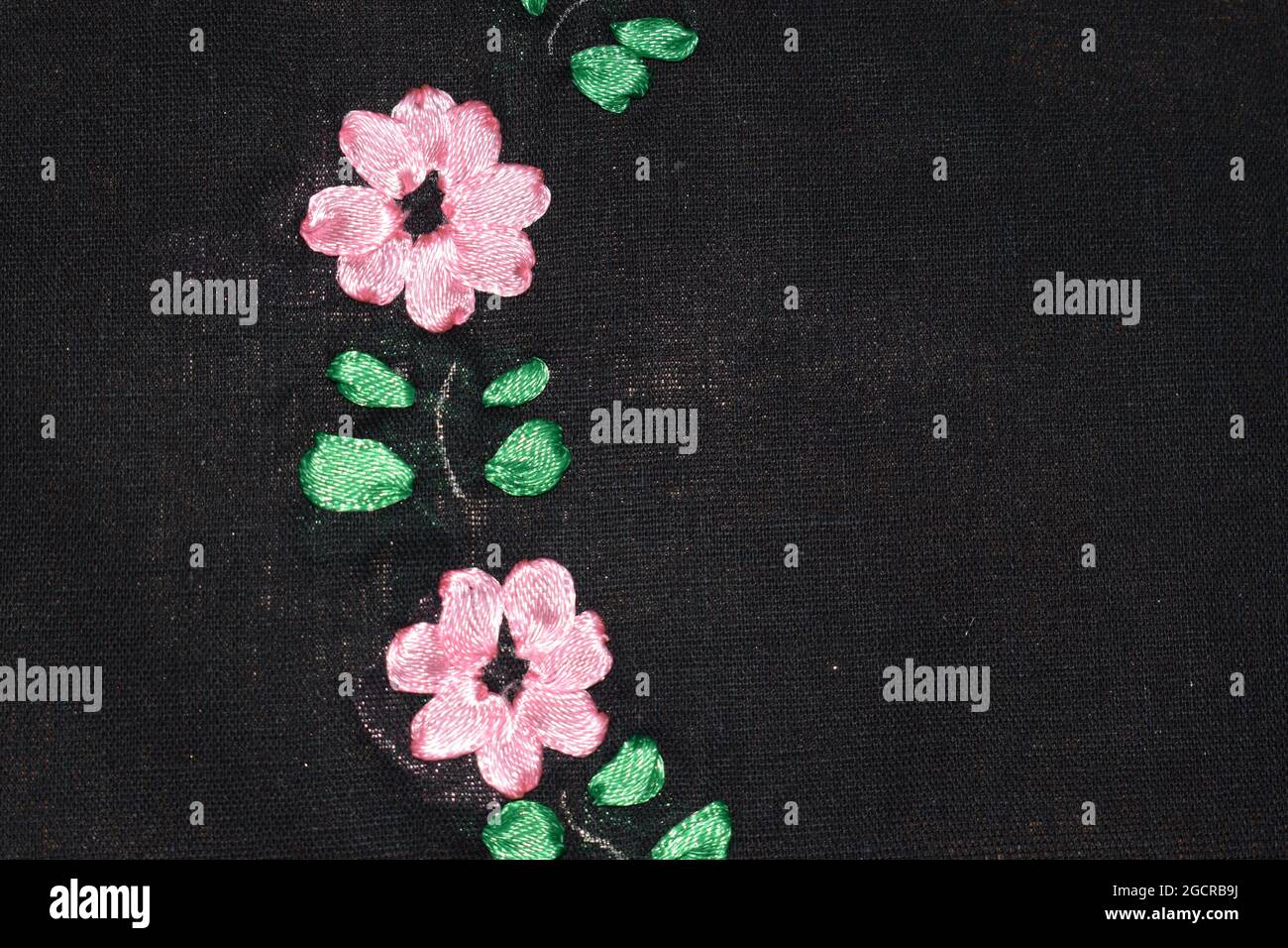 Einfache Bändchen-Stickerei Blumen-Design mit Blättern, schöne schwarze Stoff mit attraktiven Satin-Stickerei Blumen-Design in Hand Stickerei Stockfoto