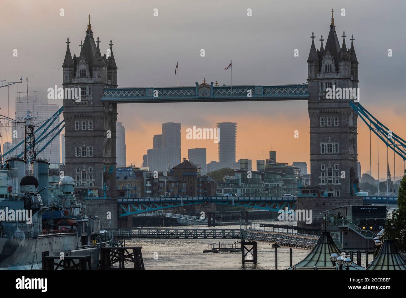 London, Großbritannien. August 2021. Die Tower Bridge ist nur geschlossen, nachdem sie die ganze Nacht in der offenen Position festsitzt - die Sonne geht durch die Wolken über der Stadt und der Tower Bridge auf. Kredit: Guy Bell/Alamy Live Nachrichten Stockfoto