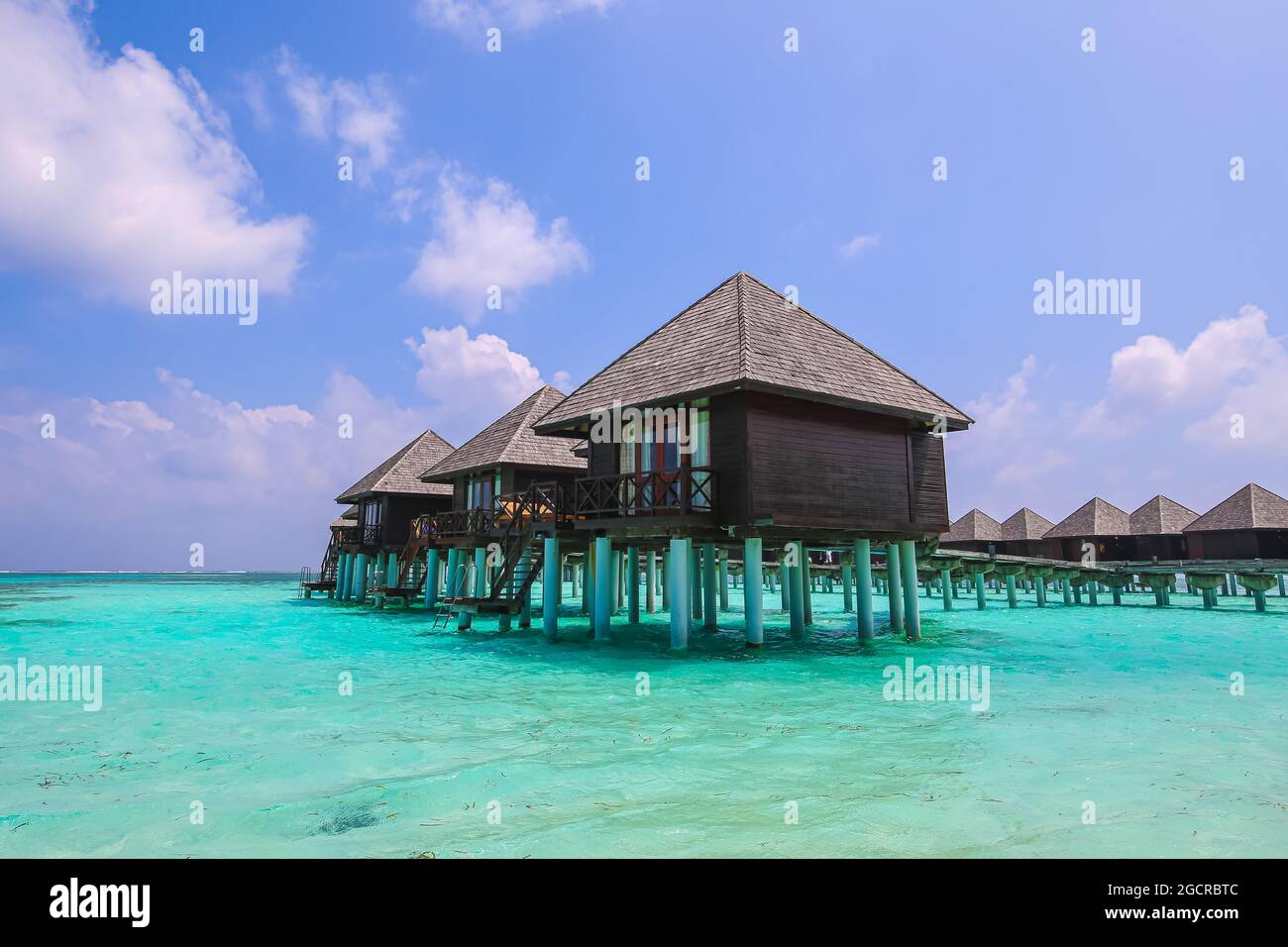 Wasserbungalows im schwimmenden Resort auf den Malediven, einem kleinen Inselstaat in Südasien, das sich im Arabischen Meer befindet. Olhuveli Beach Spa Resort Gurai Stockfoto