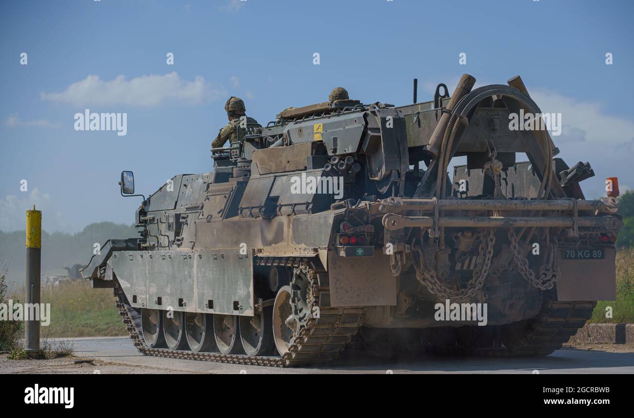 British Army Challenger Armored Repair and Recovery Vehicle (CRARRV) bei einer militärischen Trainingsübung, salisbury im Raum wiltshire UK Stockfoto