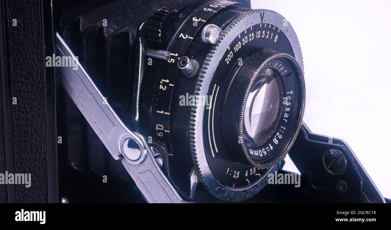 Leipzig, Sachsen, Deutschland - 29. September 2020: Nahaufnahme einer alten staubigen und zerkratzten Fotokamera aus den frühen 1960er Jahren mit einem 50-mm-Klappobjektiv. De Stockfoto