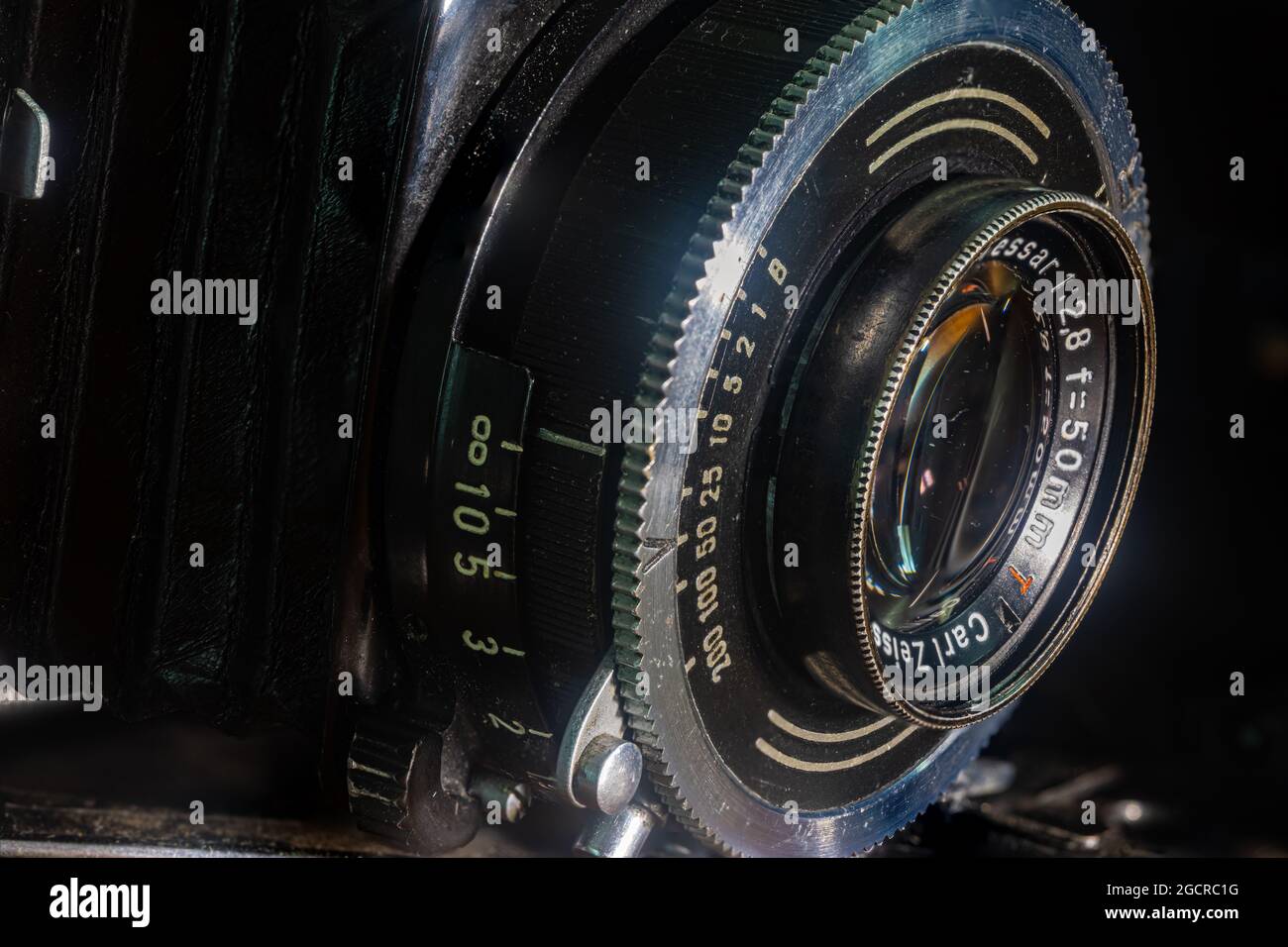 Leipzig, Sachsen, Deutschland - 1. Oktober 2020: Alte zerkratzte und staubige Fotokamera, mit faltbarem original Carl Zeiss Objektiv. Kameralense 50 mm antik Stockfoto