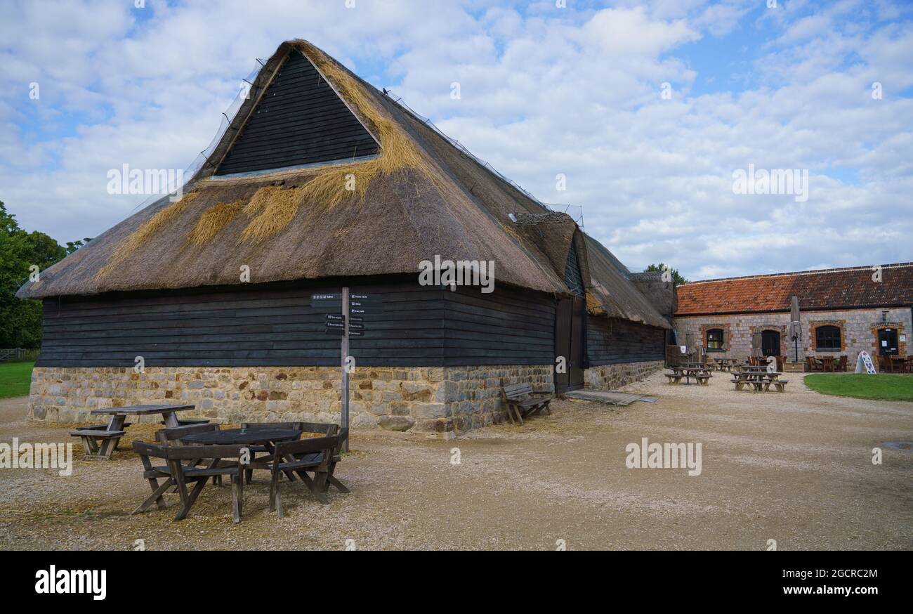 Eine alte Tythe-Scheune und ein angrenzender Stallblock, der in eine Bar, ein Café und ein Restaurant in Avebury, Wiltshire, Großbritannien, umgewandelt wurde Stockfoto