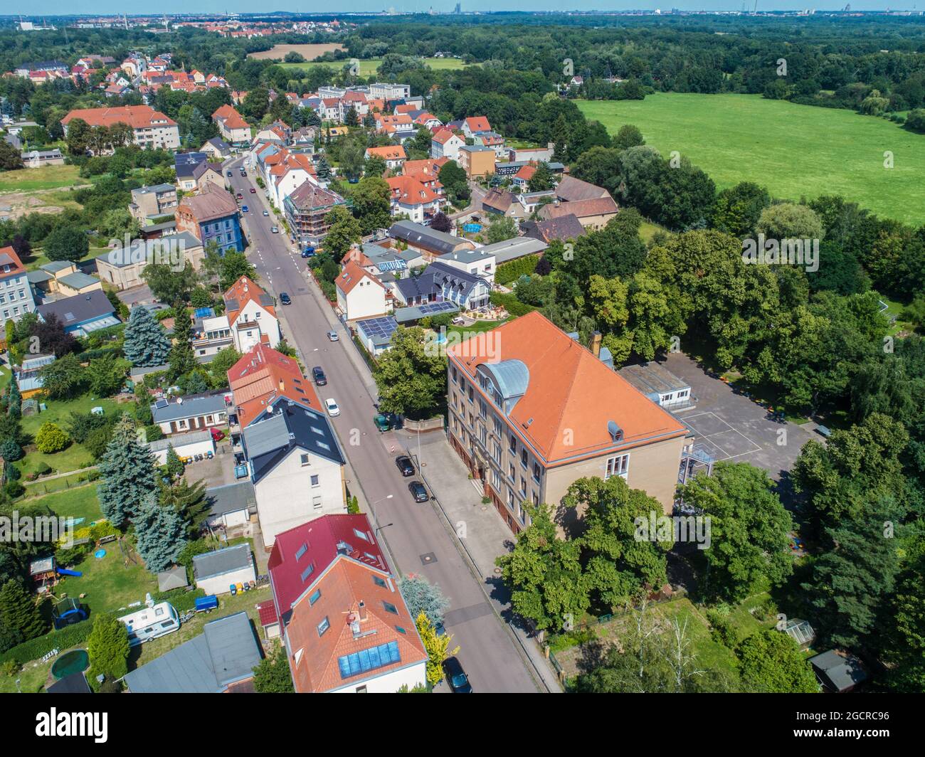 Luftaufnahme über das Dorf Knautkleeberg in der Nähe der Stadt Leipzig, Deutschland. Drohne schoss über die Vororte von Leipzig. Im Hintergrund der Himmel Stockfoto