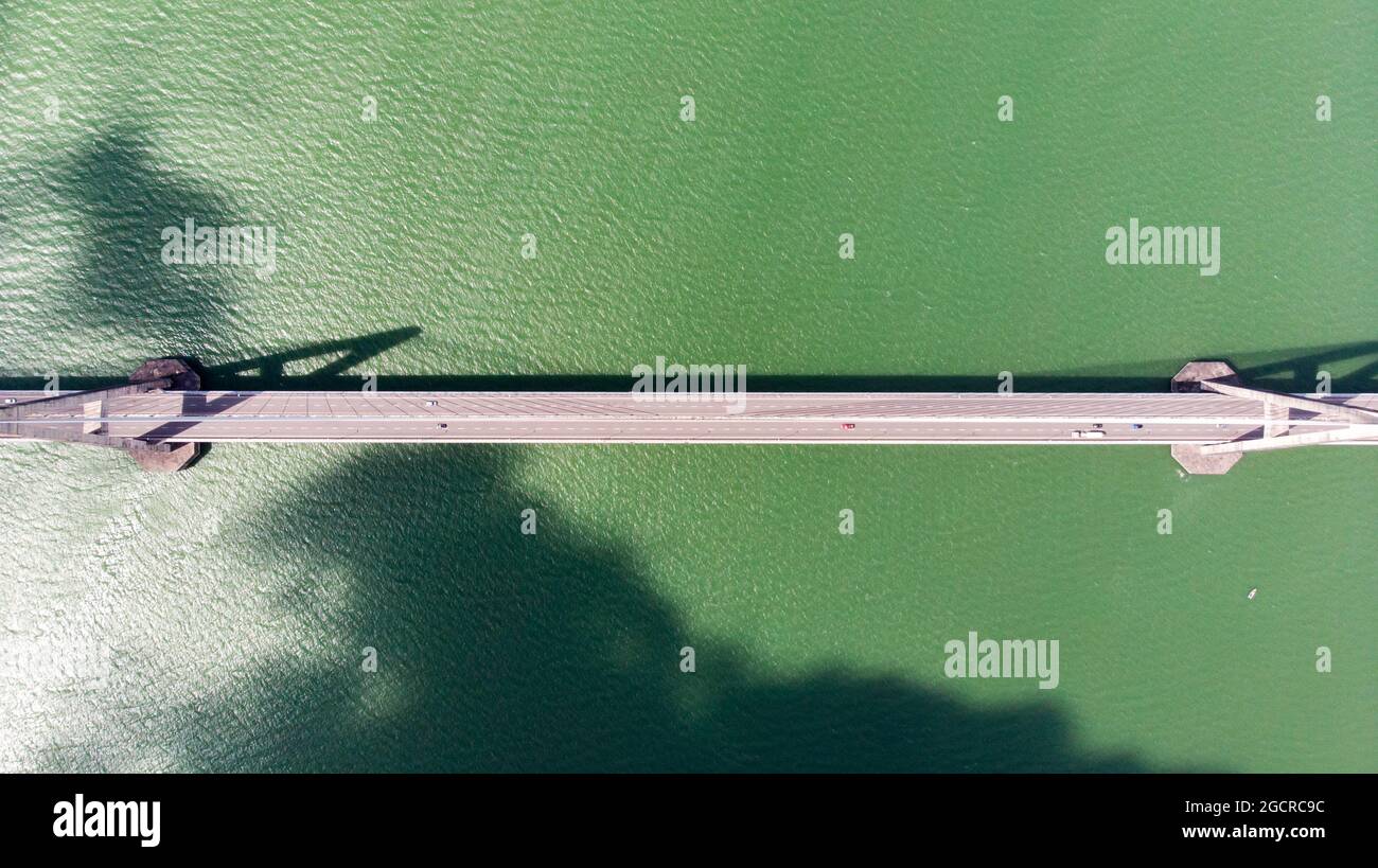 Luftaufnahme direkte Fotografie der Johor-Brücke im Süden Malaysias, aufgenommen vom Himmel. Luftdrohnenaufnahme einer Brücke über die s Stockfoto