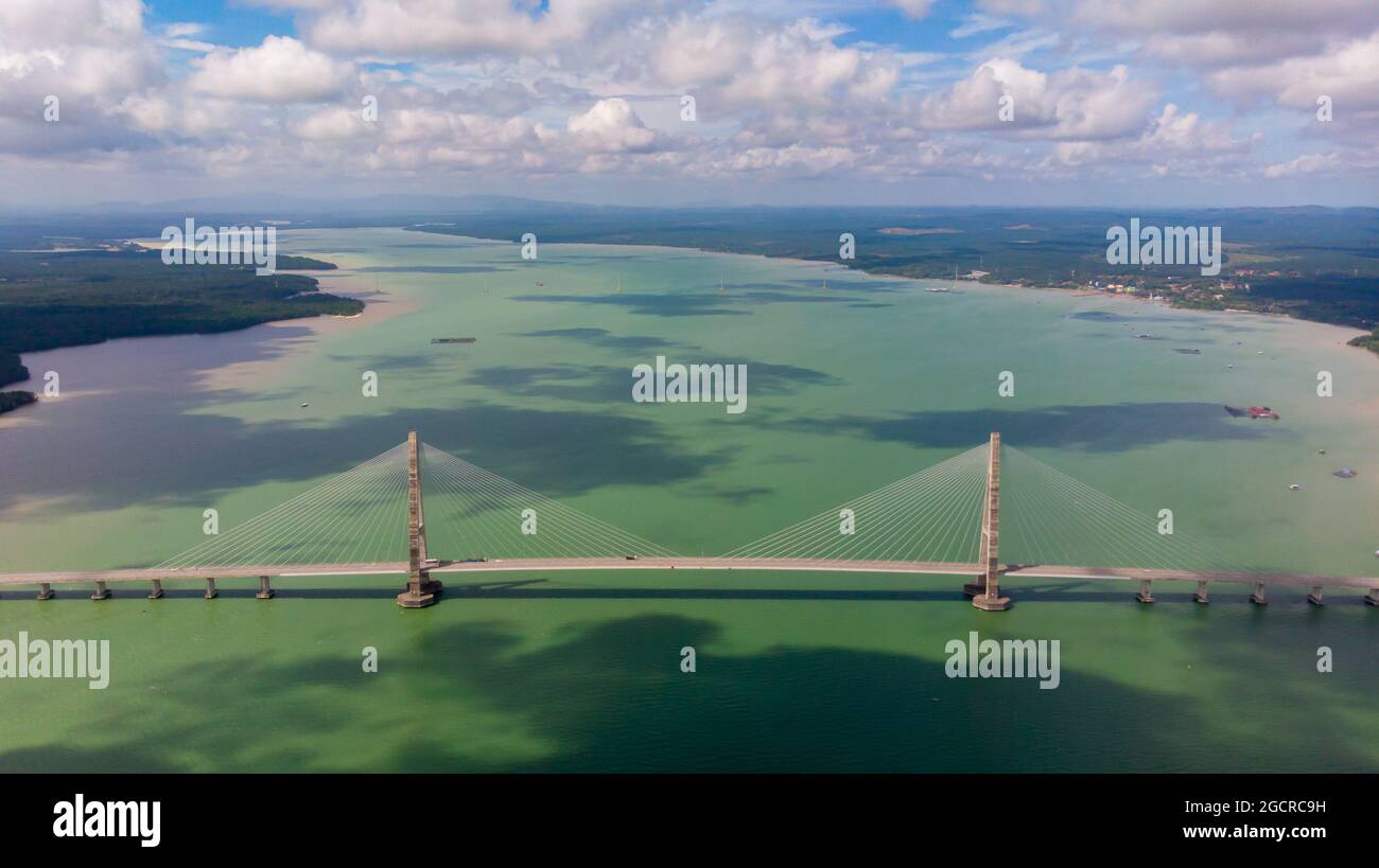 Luftaufnahmen der Johor-Brücke im Süden von Malaysia - Malaysia vom Himmel aufgenommen. Riesige Brücke in der Nähe von Singapur. Meisterhafte Konstruktion Stockfoto