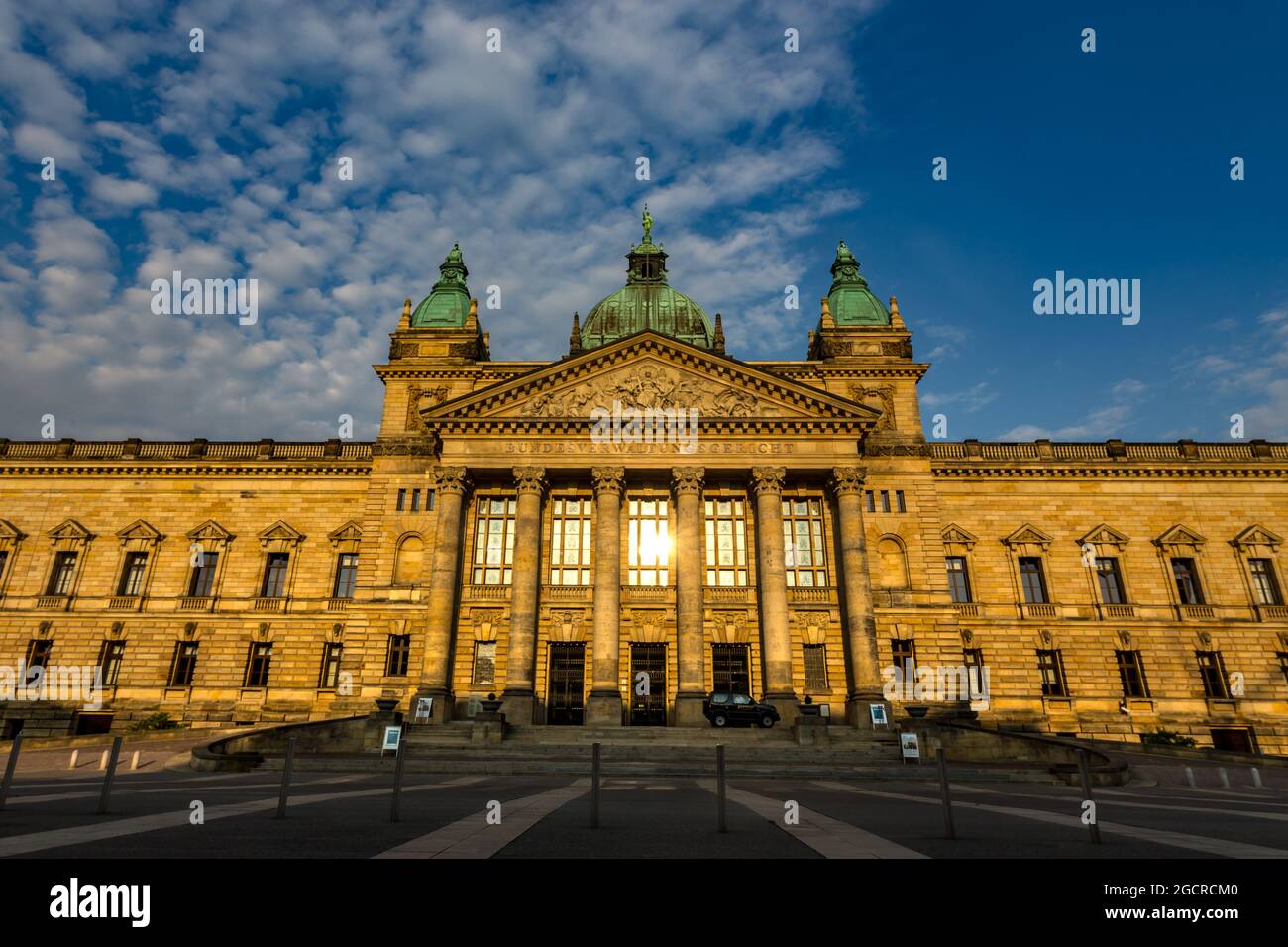 Sonnenaufgang am Bundesgerichtsgebäude der Stadt Leipzig. Bundesgericht in der Innenstadt von Leipzig. Zur Zeit der DDR war der Bundesver Stockfoto