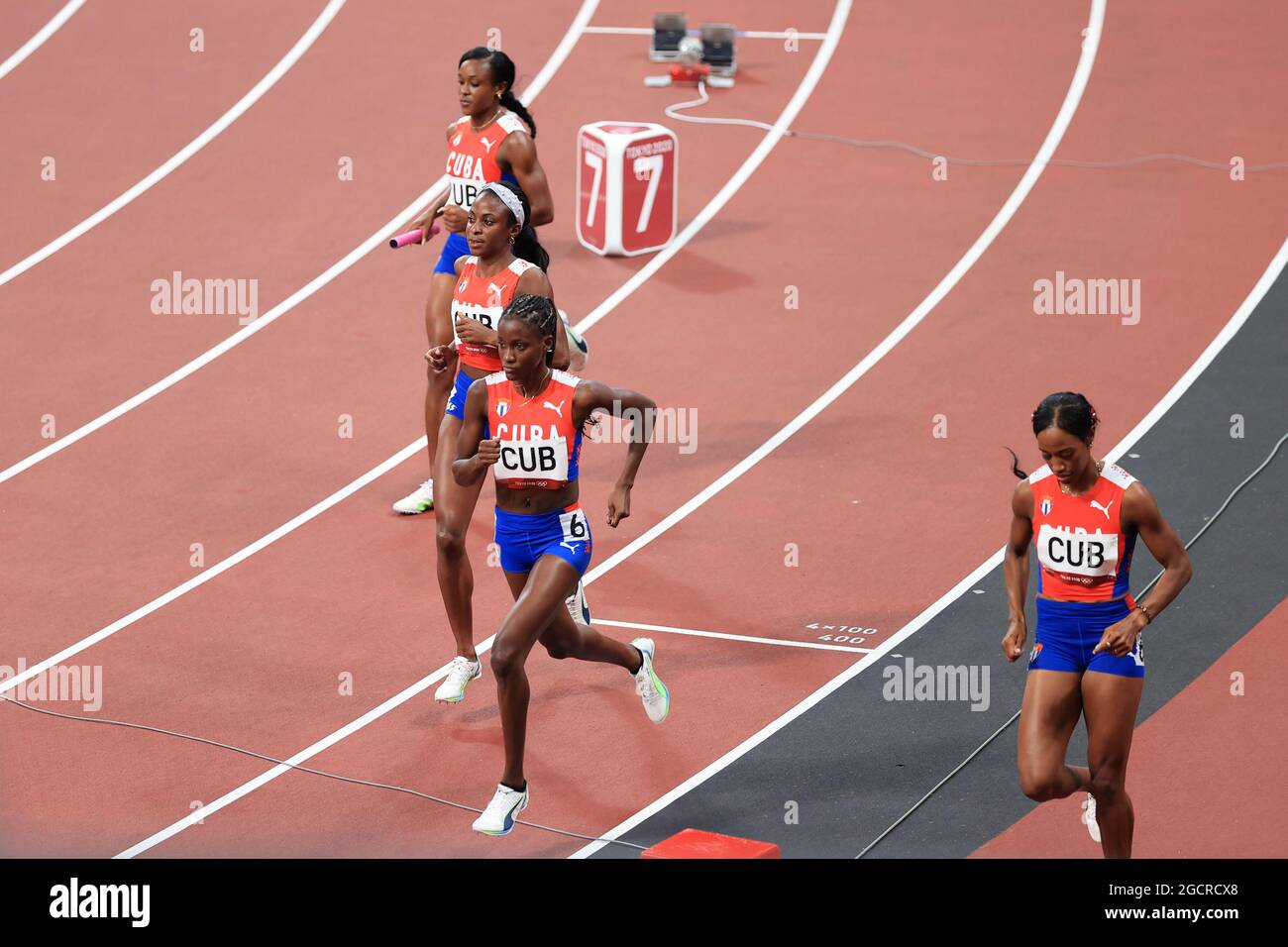 Team Cuba (CUB) bereitet sich auf das Finale der 4 x 400 m großen Frauenstaffel VOR 7. AUGUST 2021 - Leichtathletik : das 4 x 400 m große Frauenstaffel-Finale während der Olympischen Spiele in Tokio 2020 im Nationalstadion in Tokio, Japan. Quelle: AFLO SPORT/Alamy Live News Stockfoto