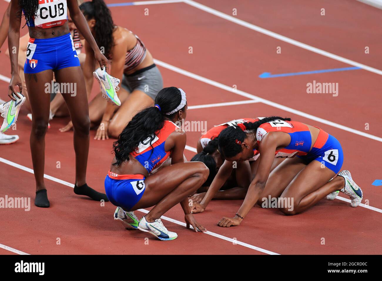 Team Cuba (CUB) erholt sich nach dem Finale der 4 x 400-m-Staffel der Frauen 7. AUGUST 2021 - Leichtathletik : das 4 x 400-m-Staffelfinale der Frauen während der Olympischen Spiele in Tokio 2020 im Nationalstadion in Tokio, Japan. Quelle: AFLO SPORT/Alamy Live News Stockfoto