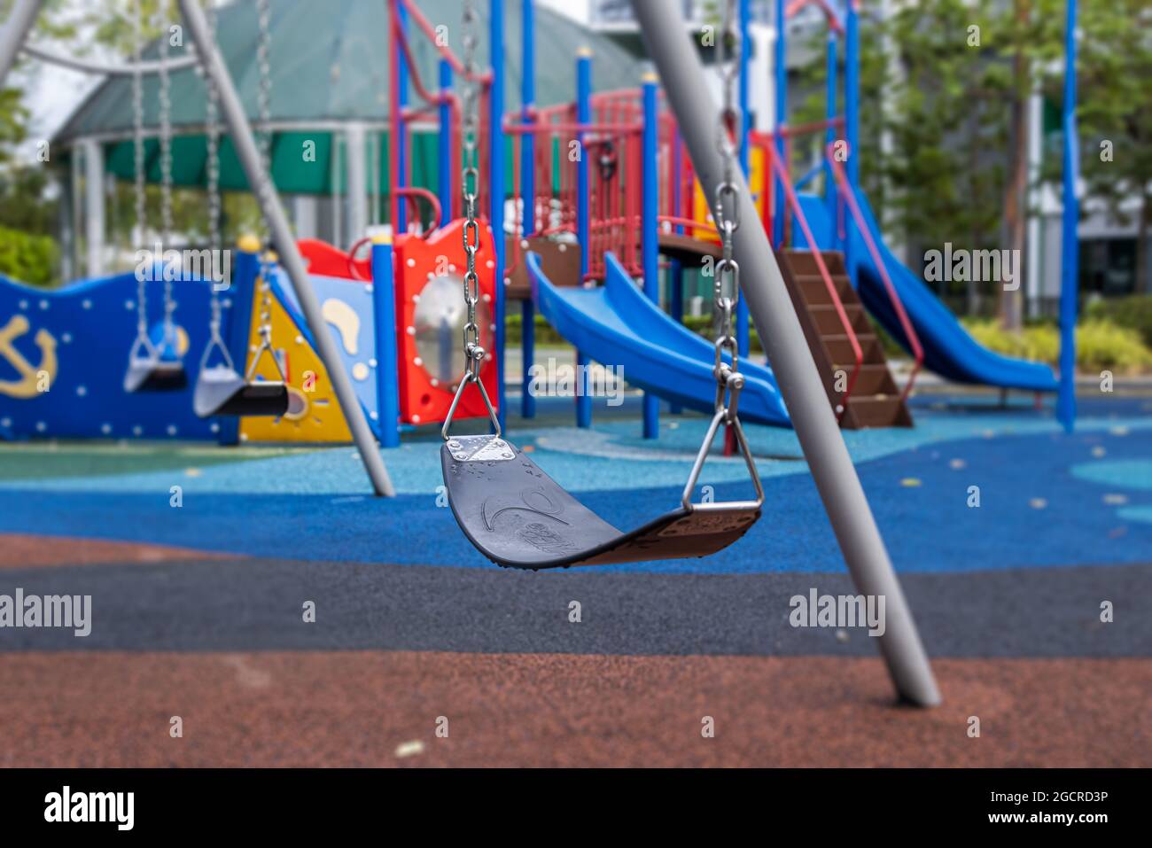 Verlassene Schaukel auf einem Spielplatz. Spielplätze sind für den Einsatz in den Corona Lock Downs gesperrt. Covid-19 verbietet Kindern auch das Spielen im Freien. Ein Stockfoto