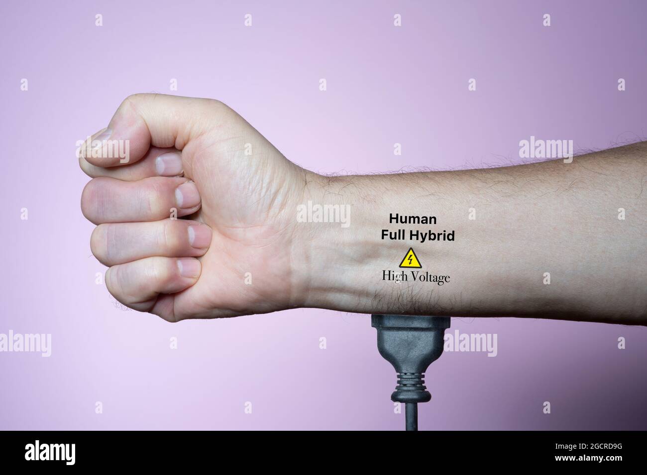 Ein Mann, der mit einem Stecker an den Strom in seinem Arm angeschlossen war Stockfoto Ein Mann, der mit einem Stecker an den Strom in seinem Arm angeschlossen war Stockfoto