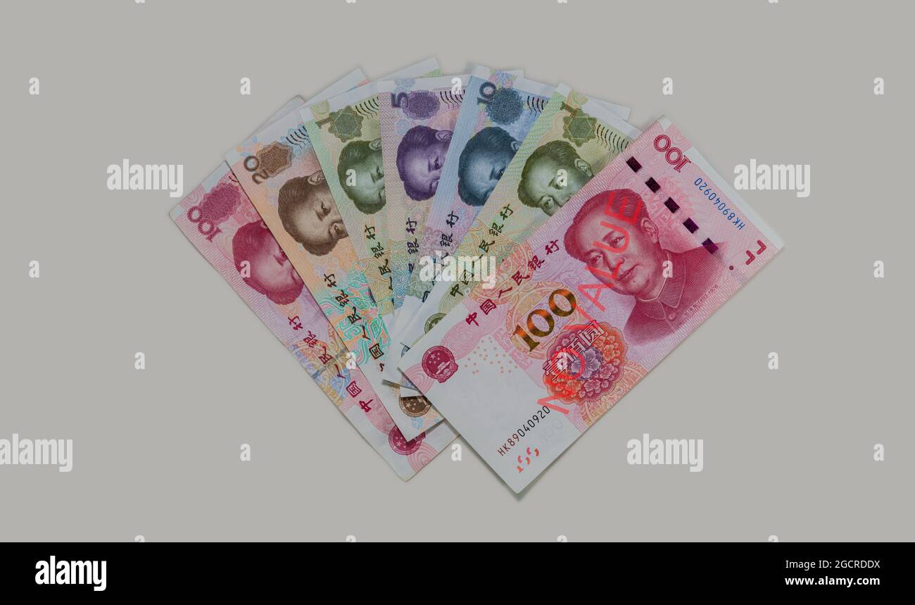 Fan von chinesischen Musterbanknoten. China Renminbi oder Yuan auf einem weißgrauen Hintergrund. Nahaufnahme der chinesischen Papierwährung. 1, 5, 10, 20 und 100 ren Stockfoto