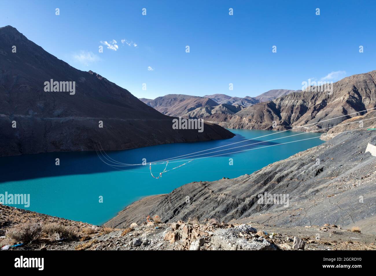 Kong mu Co See auf 5000 Meter über dem Meeresspiegel bei Tibet. Bunte Gebetsfahnen vor dem Wind winken. Türkisfarbenes Wasser im Bergsee. Neigen Stockfoto