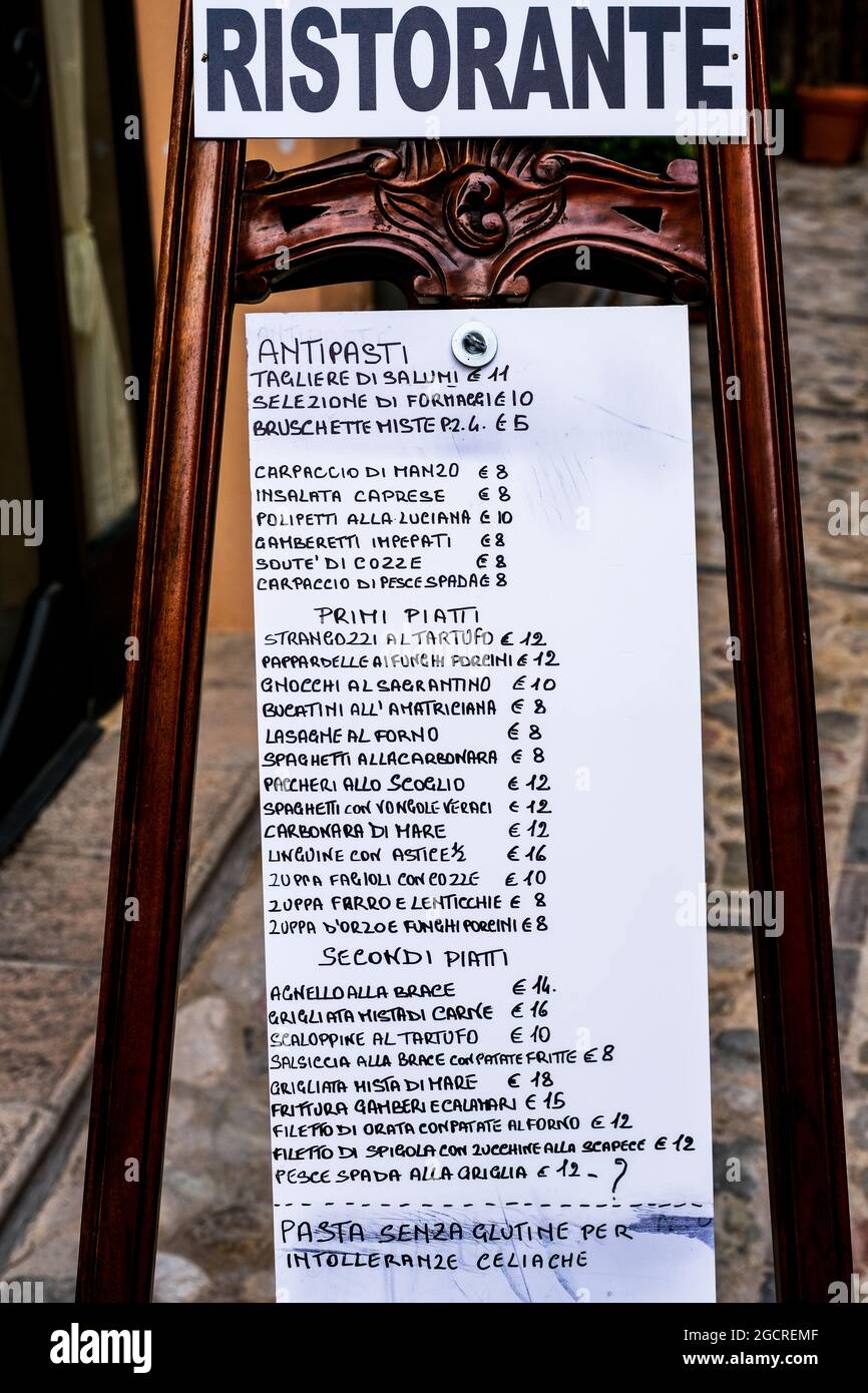 Menü außerhalb ein Restaurant in Umbrien Italien Stockfoto