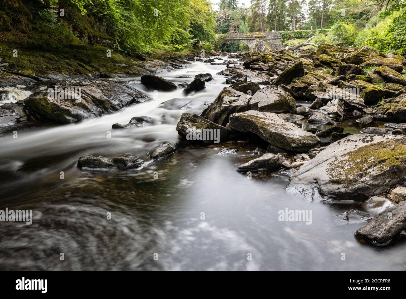 Die Wasserfälle von Dochart sind eine Kaskade von Wasserfällen, die sich am Fluss Dochart in Killin in Stirling, Schottland, in der Nähe des westlichen Endes von Loch Tay, befinden. Stockfoto