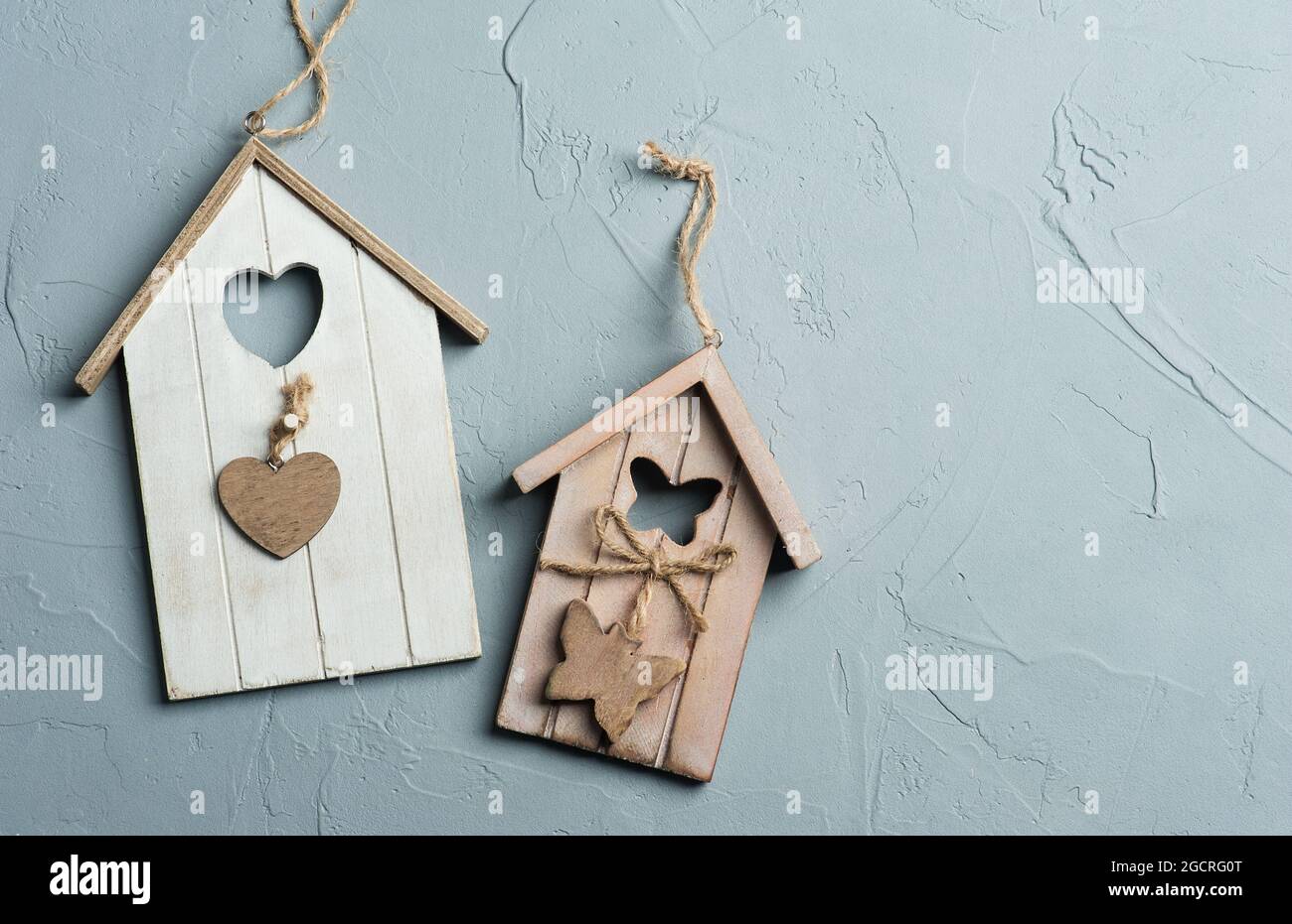 Holzvögel beherbergt Spielzeug auf einem Betongrund. Frohe Weihnachten oder Hochzeit oder Ostern Konzept flach legen Stockfoto