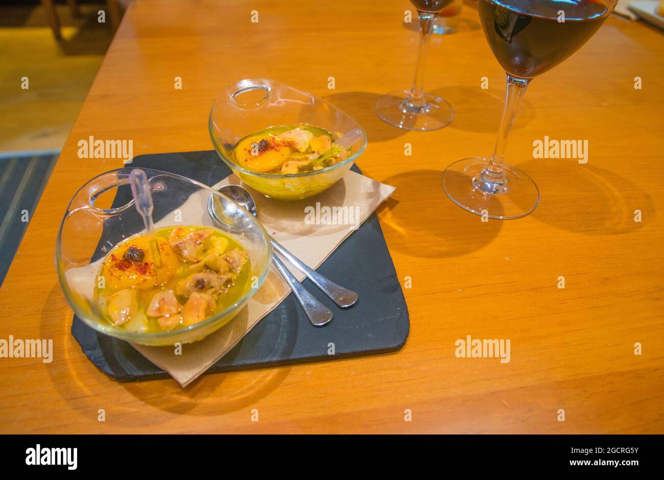 Tapa aus Foie, Ei und Olivenöl. Bar Pasion, Laurel Street, Logroño, La Rja, Spanien. Stockfoto