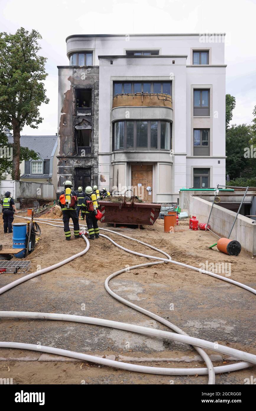 Hamburg, Deutschland. August 2021. Feuerwehrleute löschen einen Brand in Hamburg-Rotherbaum. Das Feuer mit starker Rauchentwicklung durch die Verbrennung von Baumaterialien in einem Haus hat am Dienstagmorgen nahe der Hamburger Alster für Aufsehen gesorgt. Quelle: Christian Charisius/dpa/Alamy Live News Stockfoto