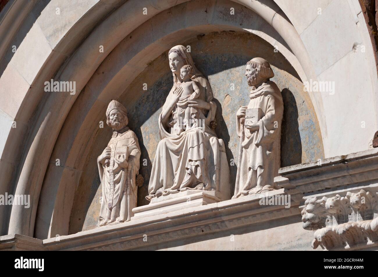 Italien, Lombardei, San Giuliano Milanese, Abtei Viboldone, Statue der Jungfrau Maria mit dem Jesuskind Stockfoto