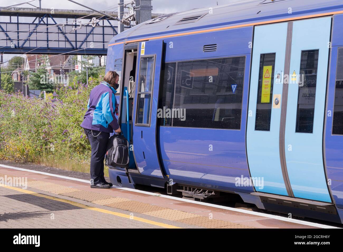 Der Zugfahrer wird am internationalen Bahnhof Ashford, Kent, ein Taxi nehmen Stockfoto