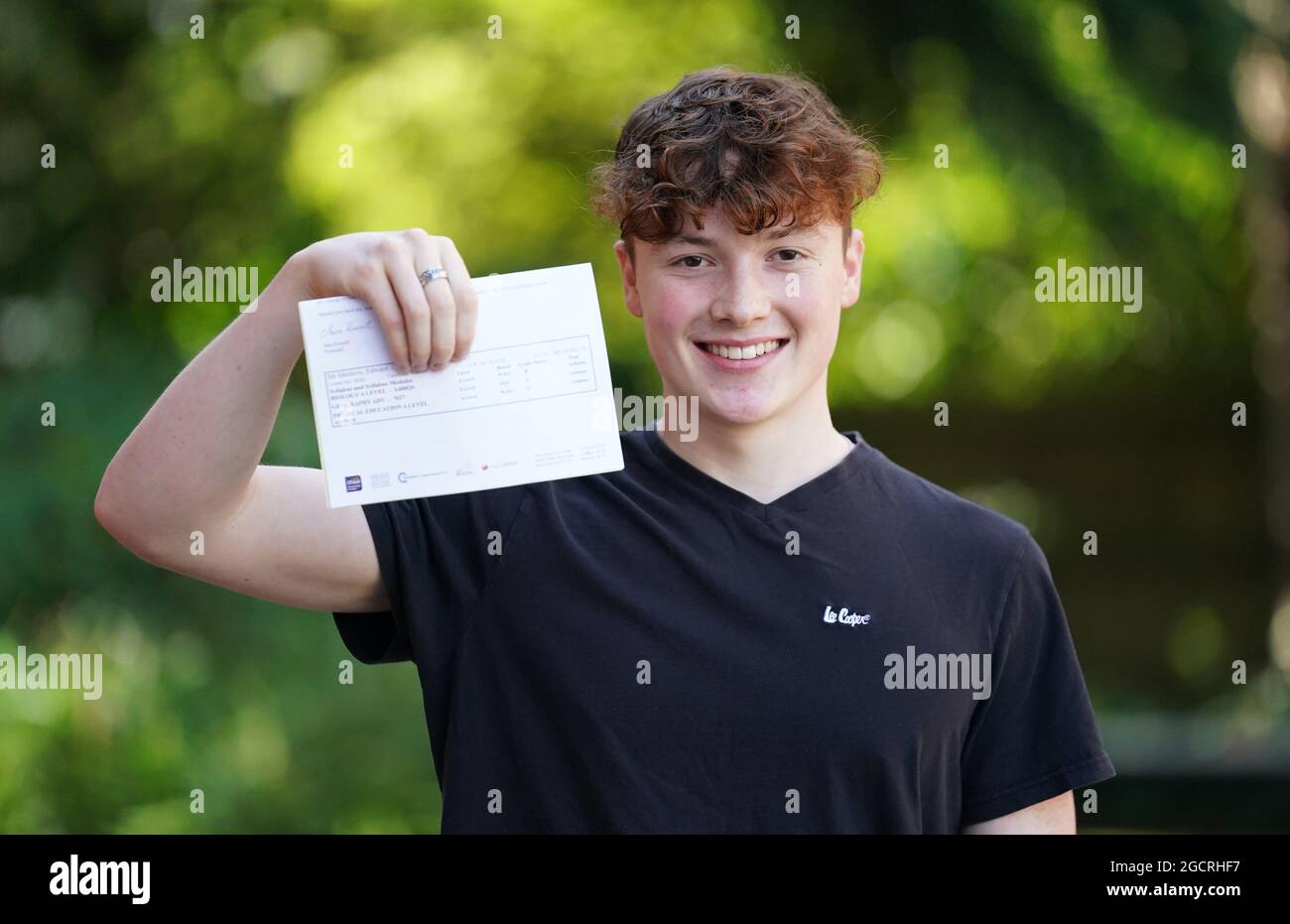 Ed Menlove, 18, posiert mit seinen Noten am Peter Symonds College in Winchester, Hampshire, als Studenten ihre A-Level-Ergebnisse erhalten. Bilddatum: Dienstag, 10. August 2021. Stockfoto