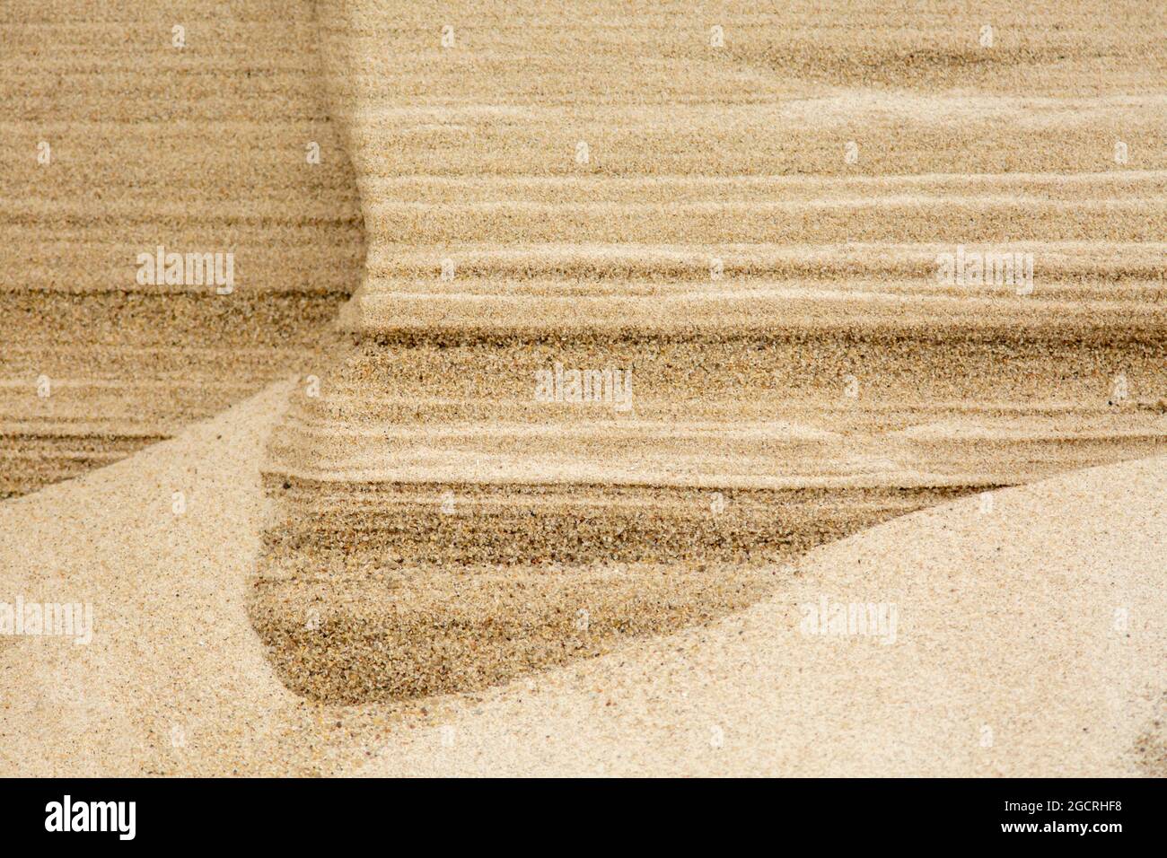 Sandschichten mit etwas losem Sand in der estnischen Natur Stockfoto