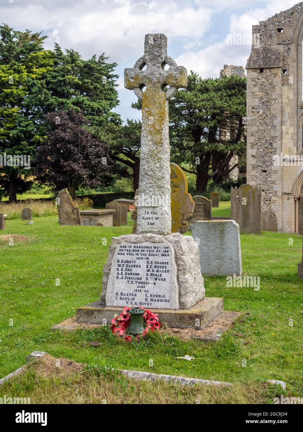 Kriegsdenkmal, die Priory Church of St Mary and the Holy Cross, Binham, Norfolk, Großbritannien; Teil eines Klosters aus dem 13. Jahrhundert, das in eine Pfarrkirche umgewandelt wurde. Stockfoto