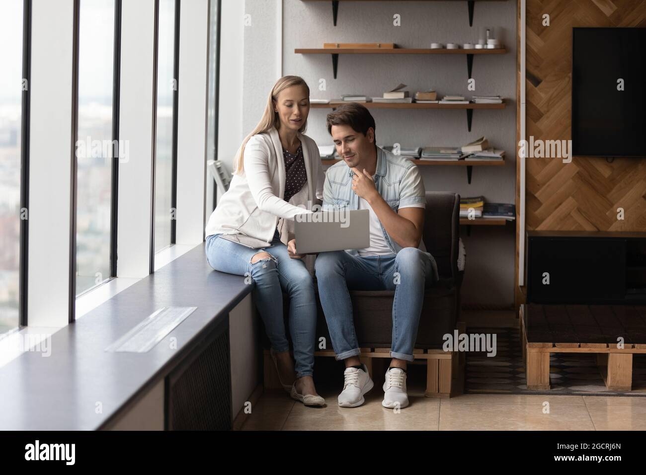 Millennial Geschäftsleute, Firmenmitarbeiter treffen sich in der Bürolounge Stockfoto