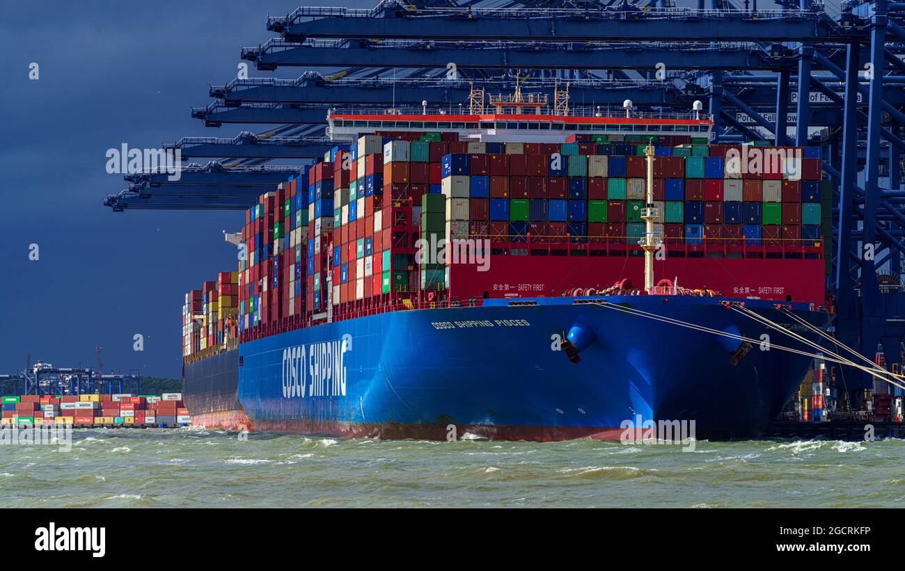 Stürmisches Wetter für den britischen Handel - Globale Lieferketten - starke Winde und Wellen verhindern, dass Importe von den COSCO Shipping Pisces in Felixstowe entladen werden Stockfoto