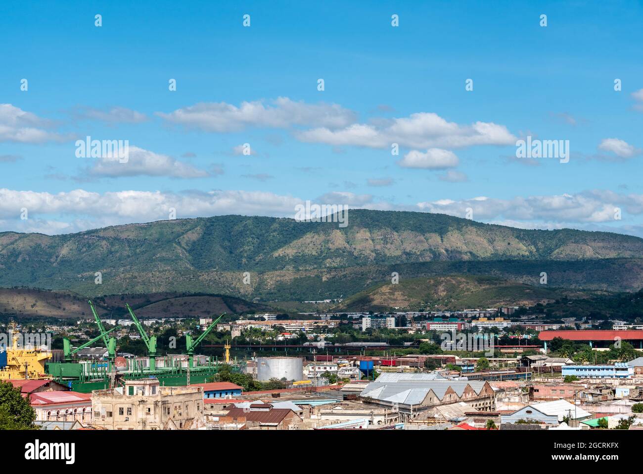 Stadtbild und Berge der Sierra Maestra, Santiago de Cuba, Kuba, 2016 Stockfoto