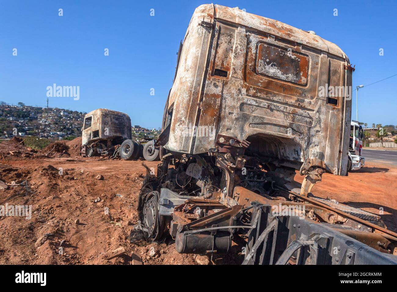Feuer verbrannt LKW-Industriefahrzeuge Nahaufnahme Schäden durch Brandstiftung und Diebstahl zerstört. Stockfoto