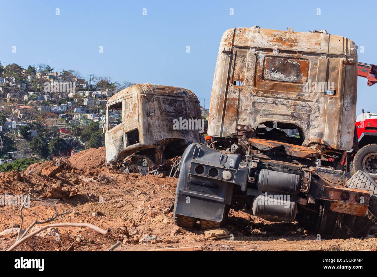 Feuer verbrannt LKW-Industriefahrzeuge Nahaufnahme Schäden durch Brandstiftung und Diebstahl zerstört. Stockfoto