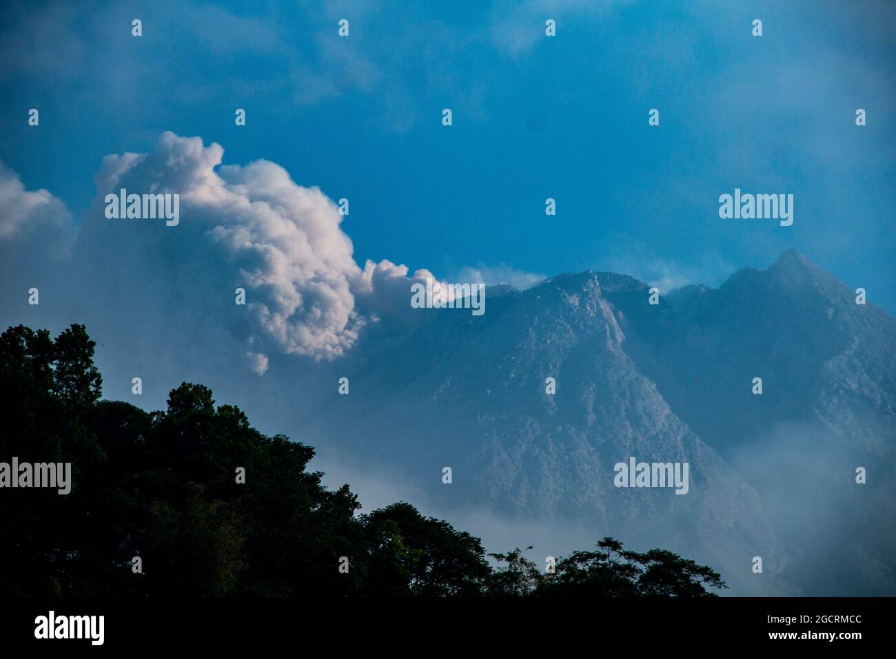 Sleman, Yogyakarta, Indonesien. August 2021. Der Berg Merapi wird gesehen, wie er heiße Wolken im Südwesten zum Upper Bebeng River freigibt, gesehen in Cangkringan, Sleman, Yogyakarta, Indonesien, Dienstag, 10. August 2021. Hanik Humaida, Leiter des Forschungs- und Entwicklungszentrums für Geologische Katastrophen (BPPTKG), sagte heute Morgen, dass Merapi zweimal heiße Wolken erbrechen konnte. Die weiteste Gleitstrecke erreicht 3 Kilometer. Bisher hat das BPPTKG keine Berichte über die Auswirkungen des Ausbruchs in Form von Vulkanascheregen erhalten. (Bild: © Slamet Riyadi/ZUMA Press Wire) Stockfoto