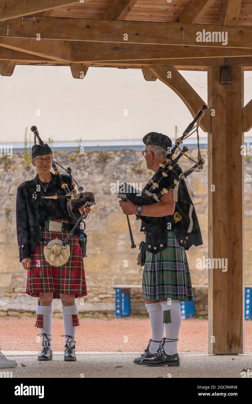 Langrune-Sur-Mer, Frankreich - 08 05 2021: Auld Alliance Pipe Band: Detail des Kostüms und Instruments eines Dudelsackspielers Stockfoto