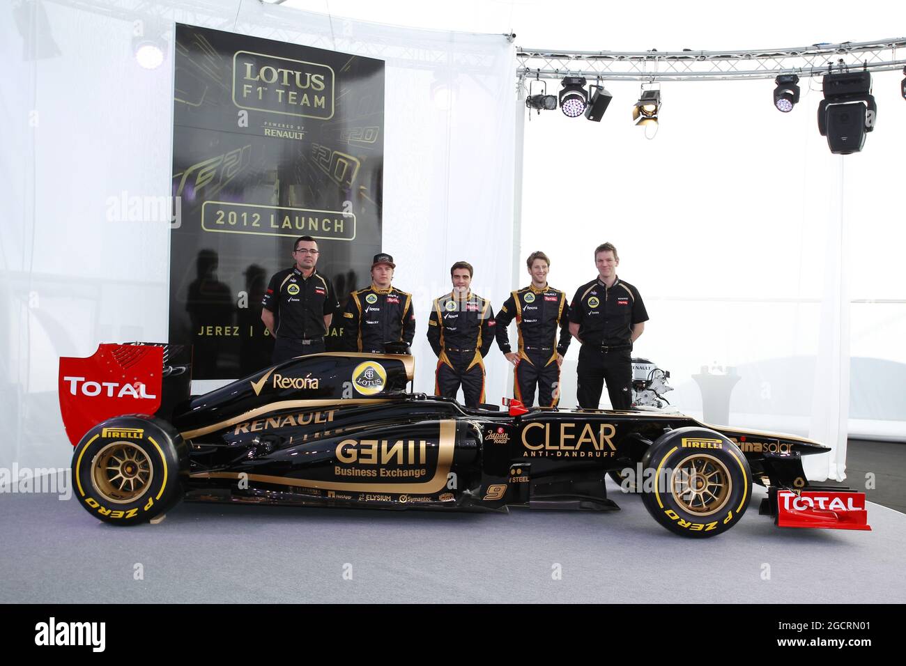 (L bis R): Eric Boullier (FRA) Teamchef Lotus Renault GP , Kimi Räikkönen (FIN) Lotus F1 Team, Jerome d'Ambrosio (Bel) Lotus F1 Team, Romain Grojean (FRA) Lotus F1 Team und James Allison (GBR). Lotus E20 Launch, Jerez, Spanien. 6. Februar 2012. Stockfoto