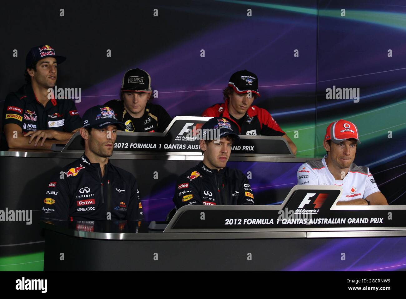Mark Webber (AUS) Red Bull Racing, Sebastian Vettel (GER) Red Bull Racing, Jenson Button (GBR) McLaren, Daniel Ricciardo (AUS) Scuderia Toro Rosso, Kimi Räikkönen (FIN) Lotus F1 Team und Charles Pic (FRA) Marussia F1 Team bei der FIA Pressekonferenz. Großer Preis von Australien, Donnerstag, 15. März 2012. Albert Park, Melbourne, Australien. Stockfoto