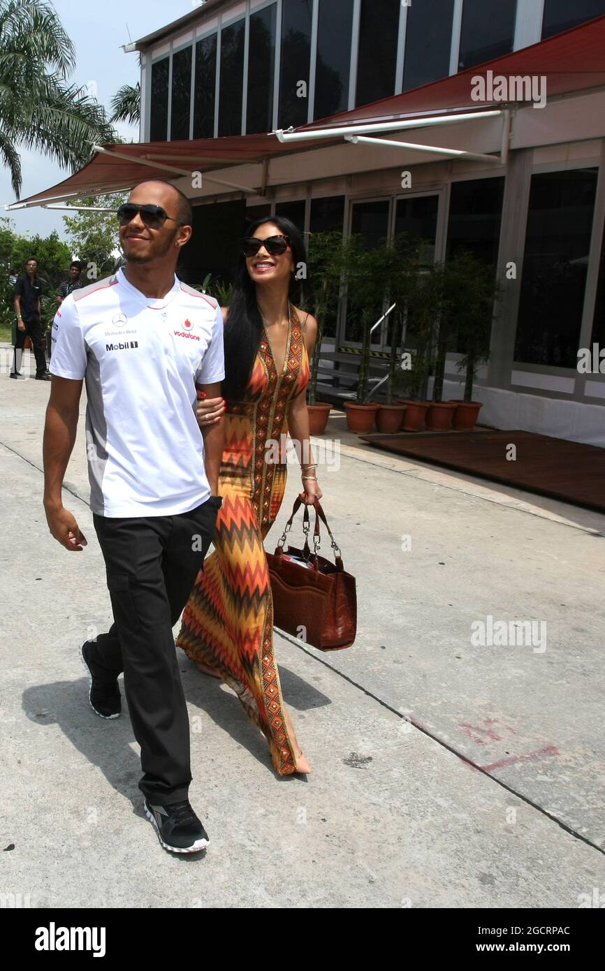 Lewis Hamilton (GBR) McLaren mit seiner Freundin Nicole Scherzinger (USA) Sängerin. Großer Preis von Malaysia, Sonntag, 25. März 2012. Sepang, Kuala Lumpur, Malaysia. Stockfoto