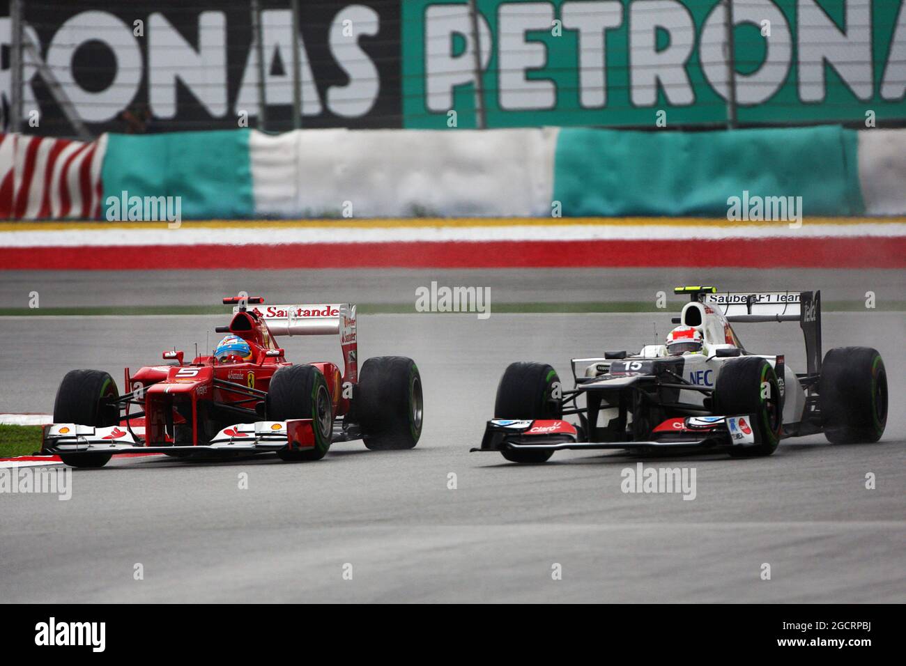 (L bis R): Rennsieger Fernando Alonso (ESP) Ferrari F2012 und Sergio Perez (MEX) sauber C31 kämpfen um Position. 25.03.2012. Formel-1-Weltmeisterschaft, Rd 2, Großer Preis Von Malaysia, Sepang, Malaysia, Sunday Race - www.xpbimages.com, E-Mail: requests@xpbimages.com - für gedruckte Bilder ist eine Kopie der Veröffentlichung erforderlich. Jedes verwendete Bild ist gebührenpflichtig. â© Copyright: Moy / XPB Images Stockfoto