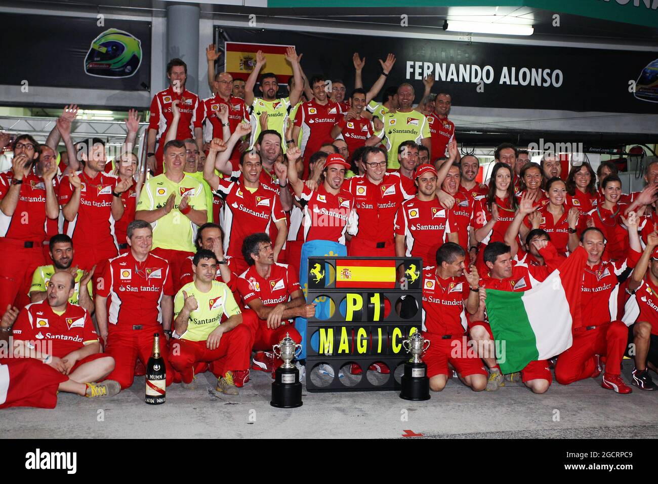 Rennsieger Fernando Alonso (ESP) Ferrari feiert nach dem Rennen mit dem Team. Großer Preis von Malaysia, Sonntag, 25. März 2012. Sepang, Kuala Lumpur, Malaysia. Stockfoto