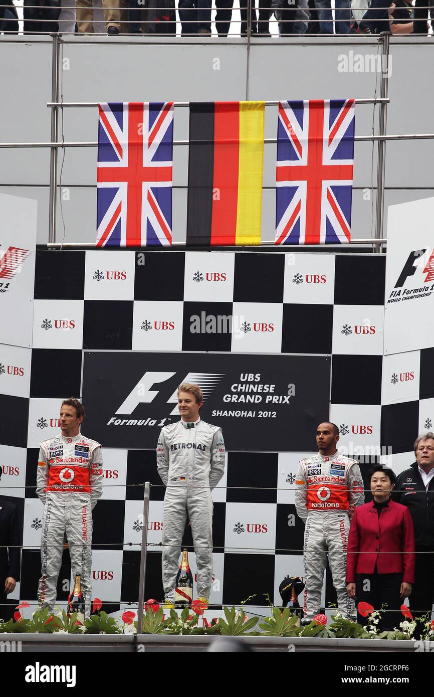 Das Podium (L bis R): Jenson Button (GBR) McLaren, Zweiter; Nico Rosberg (GER) Mercedes AMG F1, Rennsieger; Lewis Hamilton (GBR) McLaren, Dritter; Norbert Haug (GER) Mercedes Sporting Director. Großer Preis von China, Sonntag, 15. April 2012. Shanghai, China. Stockfoto