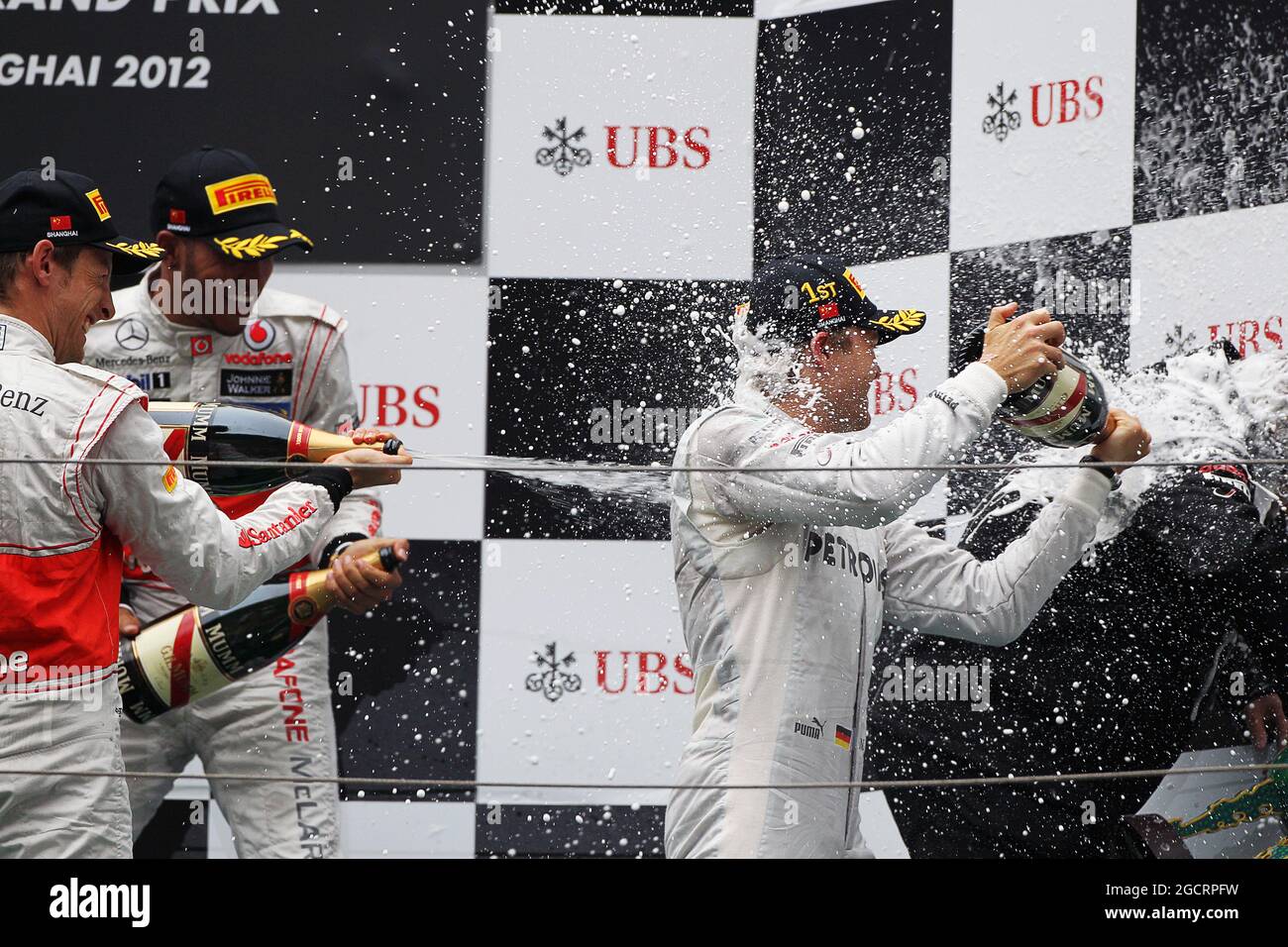 Das Podium (L bis R): Jenson Button (GBR) McLaren; Lewis Hamilton (GBR) McLaren und Rennsieger Nico Rosberg (GER) Mercedes AMG F1 Spray Norbert Haug (GER) Mercedes Sporting Director auf dem Podium. Großer Preis von China, Sonntag, 15. April 2012. Shanghai, China. Stockfoto