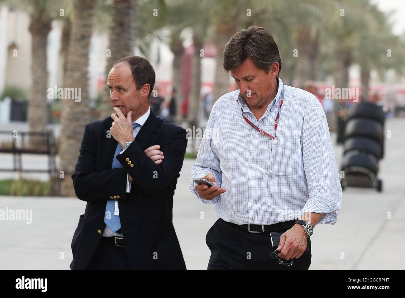 (L bis R): John Yates (GBR) London Metropolitan Police Service ehemaliger stellvertretender Kommissar und Berater der Bahrain Police Force mit Martin Whitaker (GBR) Bahrain Grand Prix, Donnerstag, 19. April 2012. Sakhir, Bahrain. Stockfoto