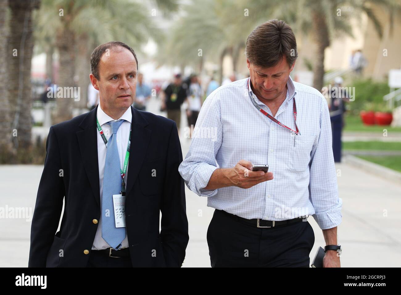 (L bis R): John Yates (GBR) London Metropolitan Police Service ehemaliger stellvertretender Kommissar und Berater der Bahrain Police Force mit Martin Whitaker (GBR) Bahrain Grand Prix, Donnerstag, 19. April 2012. Sakhir, Bahrain. Stockfoto