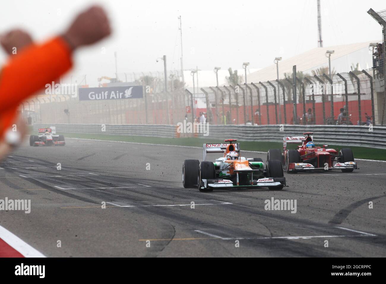 Paul di Resta (GBR) Sahara Force India VJM05 wird Sechster vor Fernando Alonso (ESP) Ferrari F2012 und feiert am Ende des Rennens an seinem Team vorbei. Großer Preis von Bahrain, Sonntag, 22. April 2012. Sakhir, Bahrain. Stockfoto