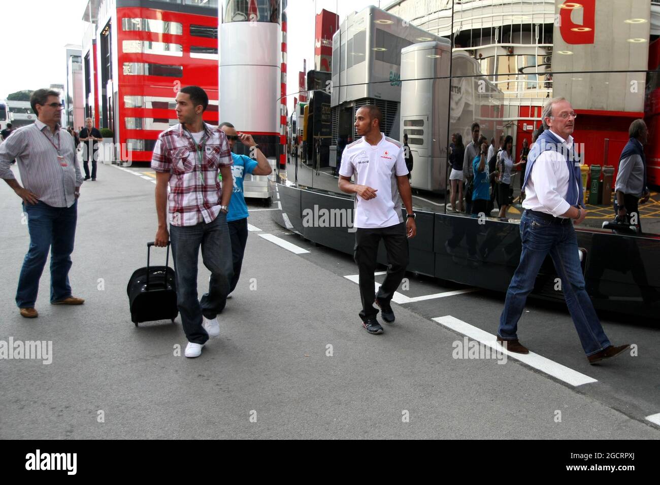 Lewis Hamilton (GBR) McLaren verlässt die Rennstrecke mit seinem Manager Didier Coton (Bel) und seinem Bruder Nick Hamilton (GBR). Großer Preis von Spanien, Samstag, 12. Mai 2012. Barcelona, Spanien. Stockfoto